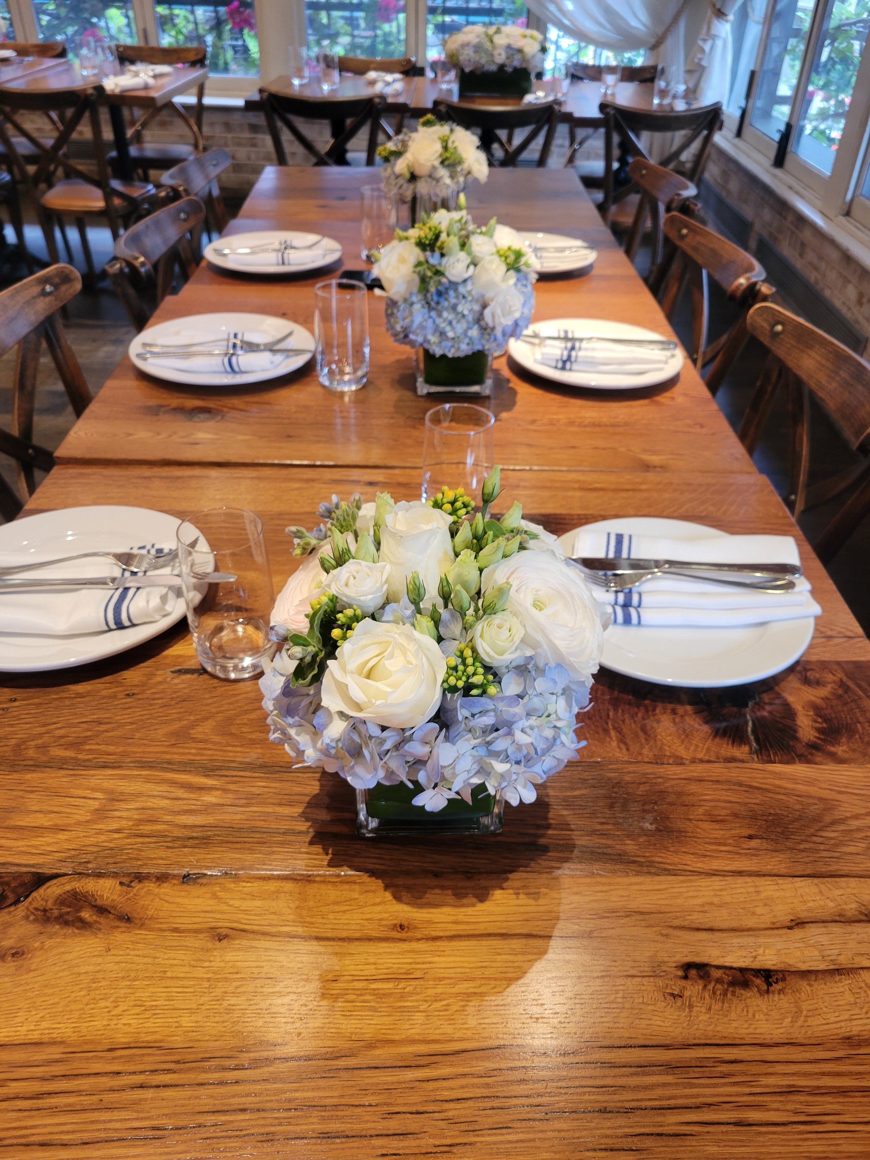 Arrangement with blue hydrangea roses, lisiantus and yellow saladego