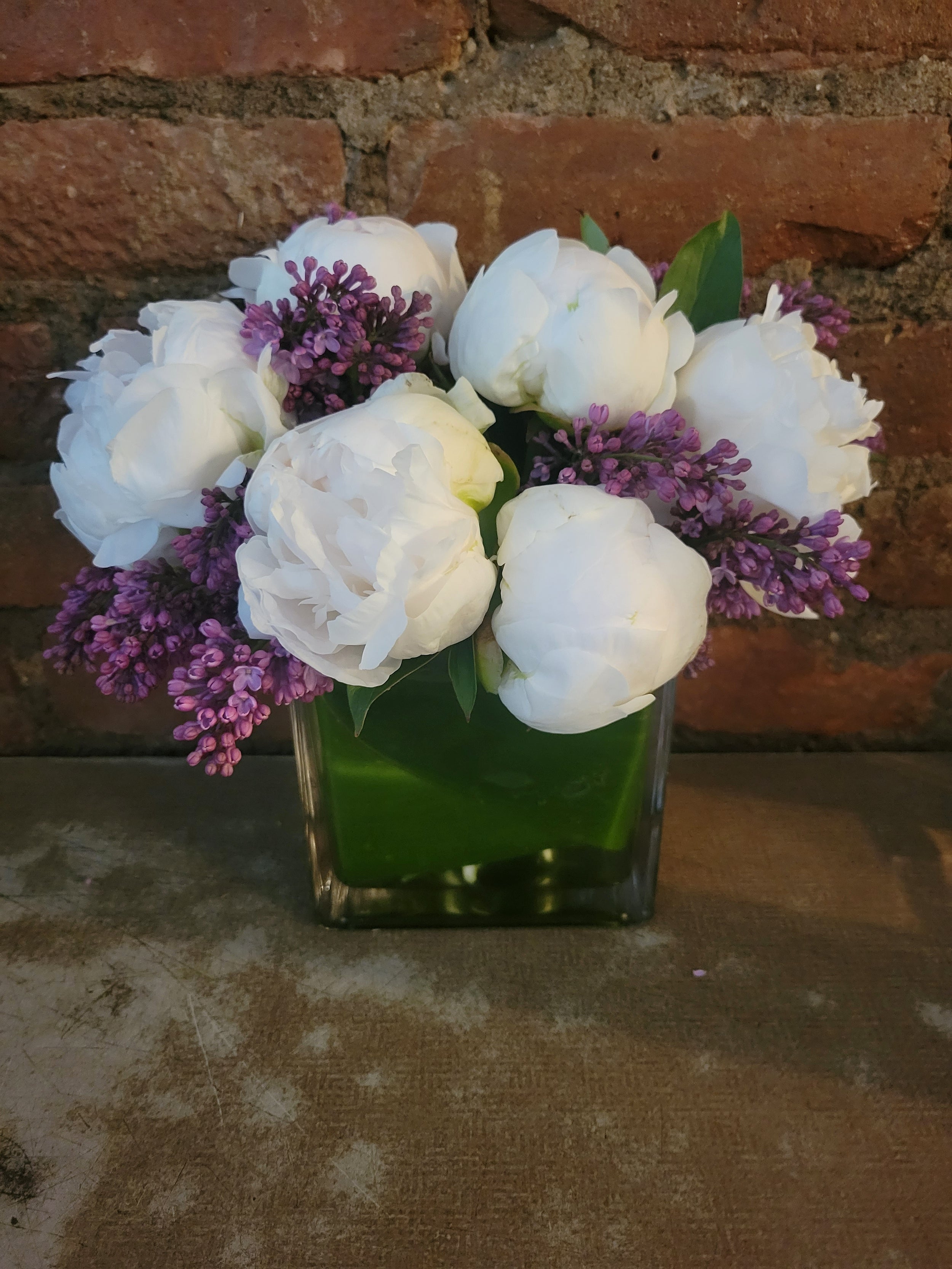 square vase with white peonies and lilac 